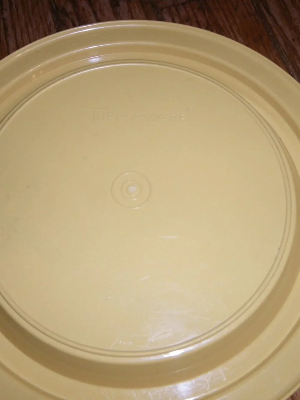 Vintage Tupperware Medium Pie / Cake Holder 11” x 4”